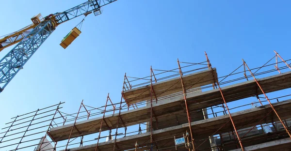 Grue Construction Bâtiment Sous Ciel Bleu — Photo