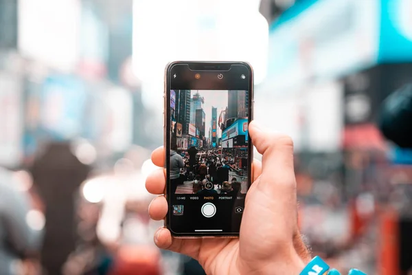 Mann Benutzt Handy Der Stadt — Stockfoto