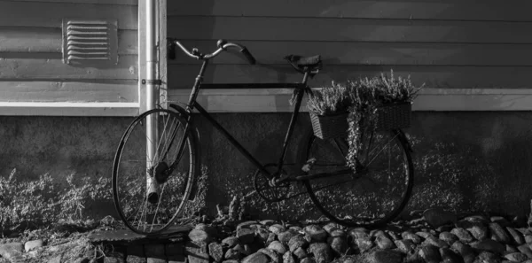 市内の古い自転車は — ストック写真