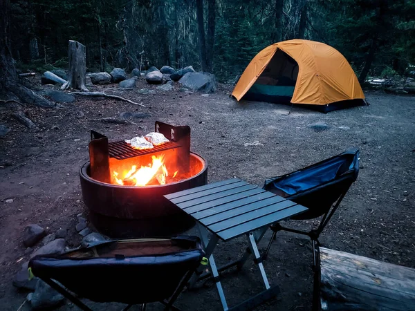 Camping Ogniskiem Namiotem Tle Natury — Zdjęcie stockowe