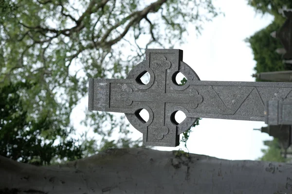 墓地背景上的旧木制十字架 — 图库照片