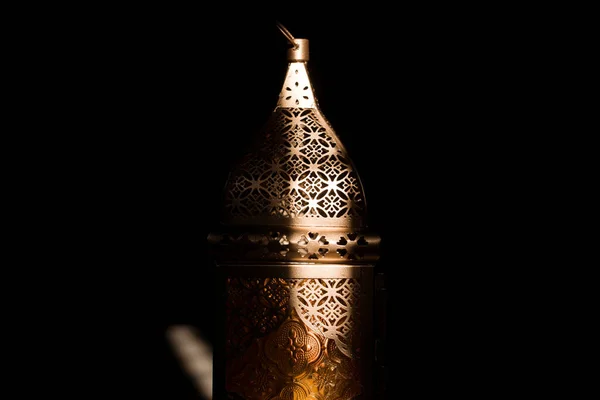 Hermosa Linterna Árabe Dorada Sobre Fondo Negro — Foto de Stock