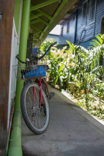 Bicicleta Estacionada Cidade — Fotografia de Stock