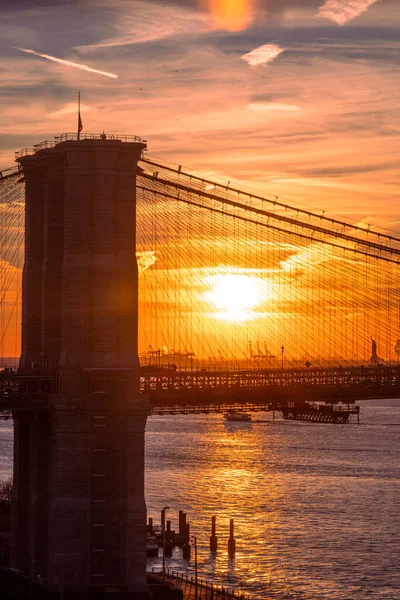 ニューヨークのブルックリン橋の上の夕日 — ストック写真