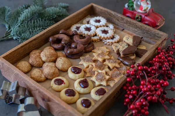 Julkakor Med Pepparkakor Nötter Och Gran — Stockfoto