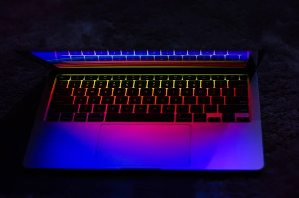 Laptop Computer Met Een Blauwe Achtergrond — Stockfoto