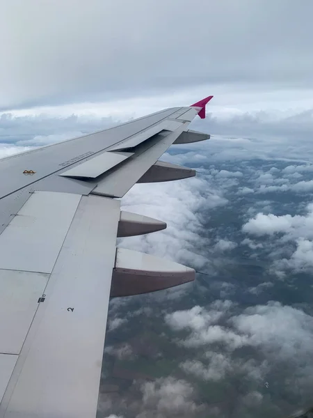 雲の上を飛ぶ飛行機の翼 — ストック写真