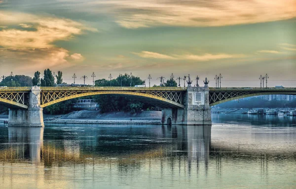 Riga Letonya Nehir Üzerinde Köprü — Stok fotoğraf