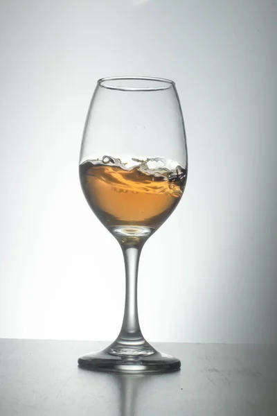 白い背景に氷のキューブが描かれたウイスキーのグラス — ストック写真