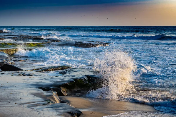 Dalgalar Sahile Çarpıyor — Stok fotoğraf