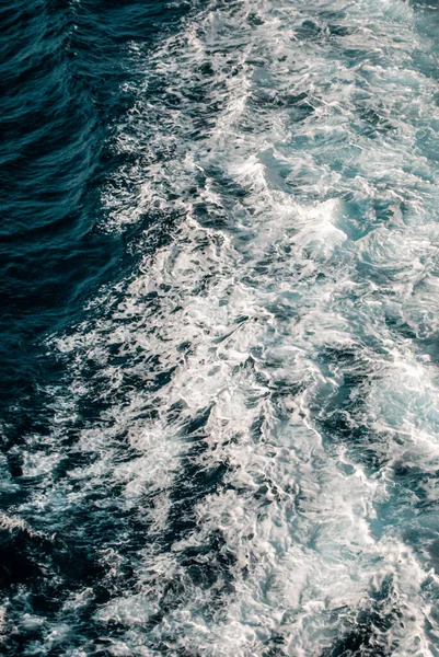 水面に白い泡が浮かぶ青い海の波 — ストック写真