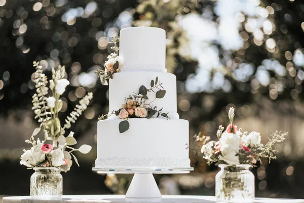 Bolo Casamento Com Flores Brancas Velas — Fotografia de Stock