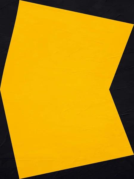 Folha Papel Amarelo Sobre Fundo Preto — Fotografia de Stock