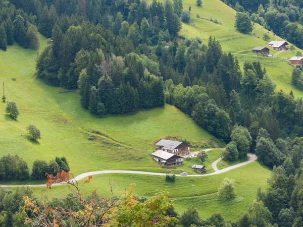 Prachtig Landschap Met Een Klein Dorpje Bergen — Stockfoto