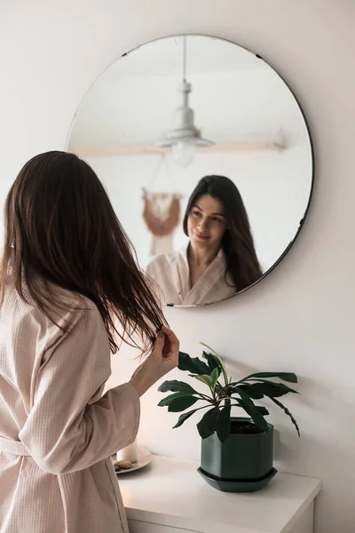 Belle Jeune Femme Aux Cheveux Longs Dans Une Robe Blanche — Photo