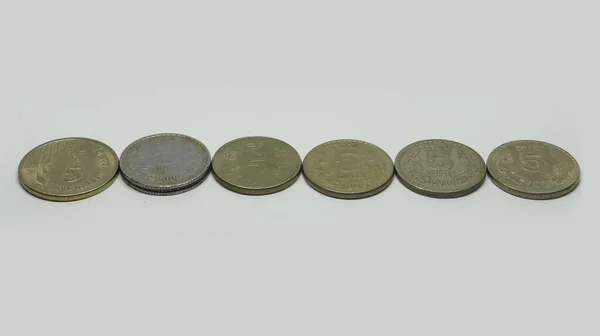 白い背景にユーロ硬貨とお金 — ストック写真