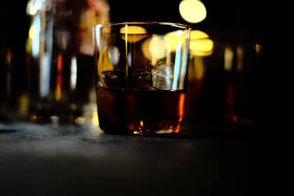 Whisky Mit Eis Und Salz Auf Dunklem Hintergrund — Stockfoto