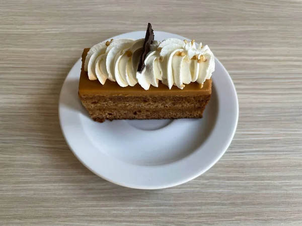 Delicious Cake Cream Chocolate White Plate — Stock Photo, Image