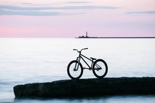 日没時にビーチで自転車を — ストック写真