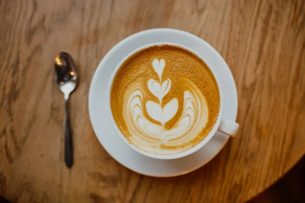 Kopi Latte Panas Dengan Bentuk Hati Secangkir Cappuccino Putih Dengan — Stok Foto