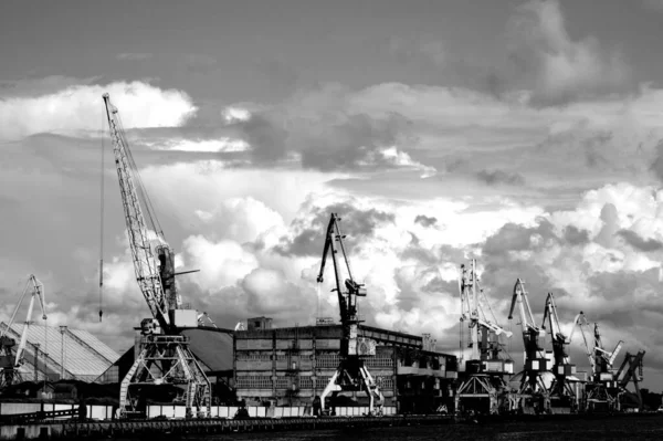 一座漂亮的工业建筑物的黑白照片 — 图库照片