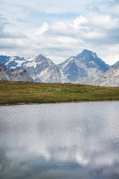 Красивый Пейзаж Озером Горами — стоковое фото