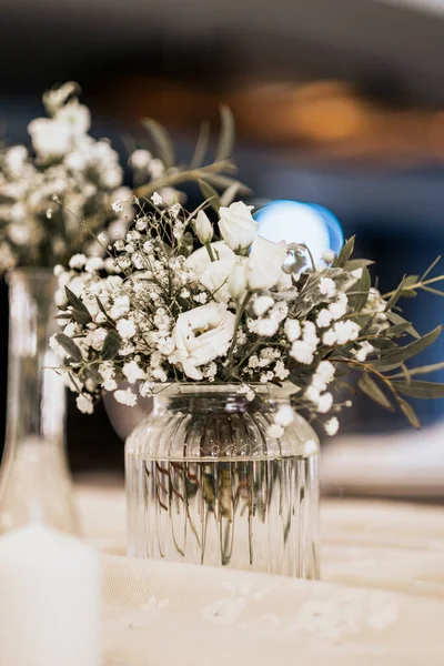 Hermoso Ramo Flores Boda Una Mesa Madera — Foto de Stock