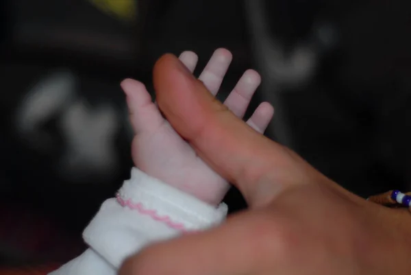 Hombre Sosteniendo Niño Recién Nacido — Foto de Stock