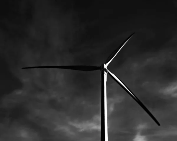 Windturbine Tegen Achtergrond Van Lucht — Stockfoto
