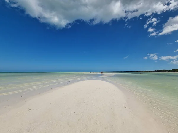 Krásná Pláž Modrou Oblohou — Stock fotografie