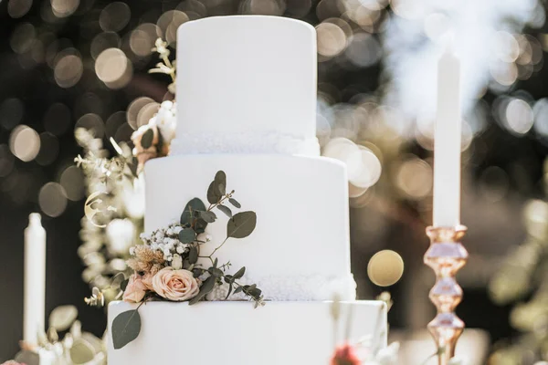 花束を持ったテーブルの上の結婚指輪 — ストック写真