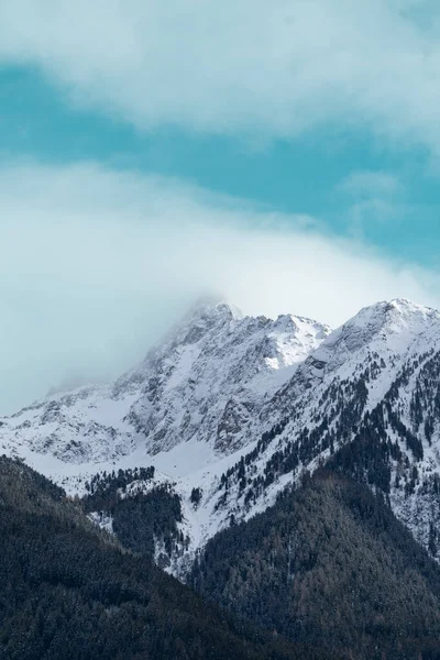Karla Kaplı Dağlarla Kaplı Güzel Bir Manzara — Stok fotoğraf