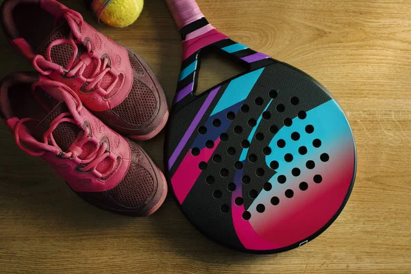 Fitness Skor Och Tennisracket Trä Bakgrund — Stockfoto