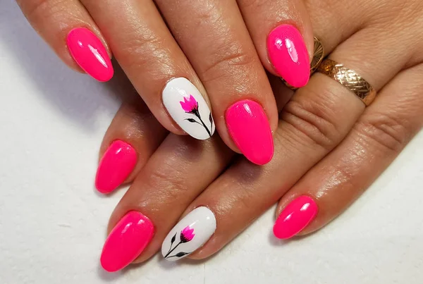 Hermosa Manicura Con Unas Uñas Color Rosa Brillante Blanco Con —  Fotos de Stock