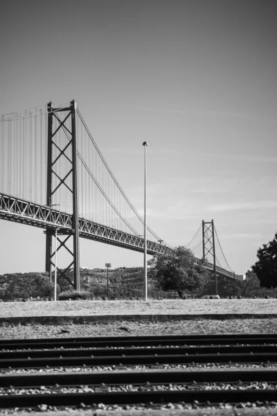 Černobílá Fotografie Mostu Městě Lisbonu Portugalsko — Stock fotografie