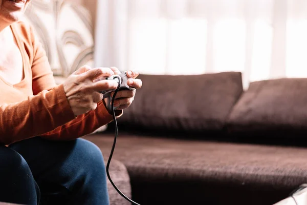 Άνθρωπος Που Παίζει Βιντεοπαιχνίδια Χειριστήριο Χειριστηρίου Joystick — Φωτογραφία Αρχείου