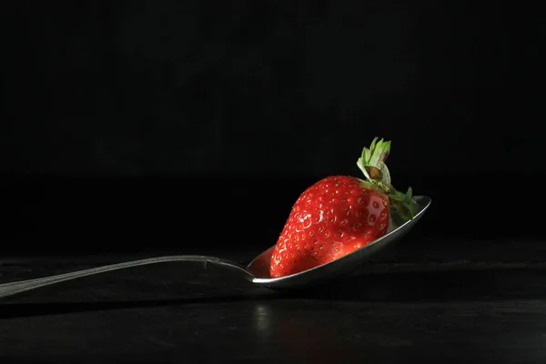 Fresas Rojas Frescas Sobre Fondo Negro —  Fotos de Stock