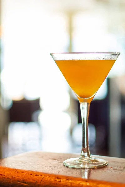 Ett Glas Cocktail Med Citron Ett Träbord — Stockfoto