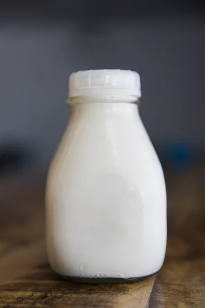 Milchflasche Auf Holztisch — Stockfoto