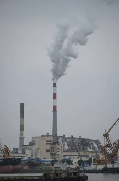工業工場煙煙突街の汚染などです — ストック写真