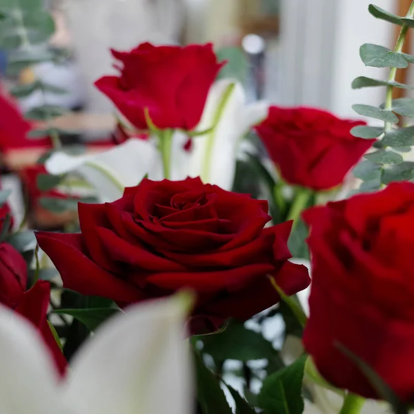 Vörös Rózsák Egy Vázában Egy Gyönyörű Esküvői Csokor Hátterében — Stock Fotó