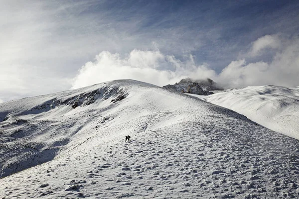 Karlı Bulutlu Dağ Manzarası — Stok fotoğraf
