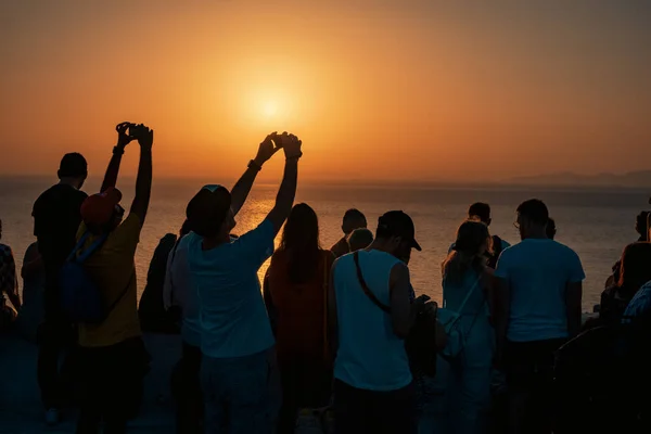 Grupo Pessoas Pôr Sol Praia — Fotografia de Stock