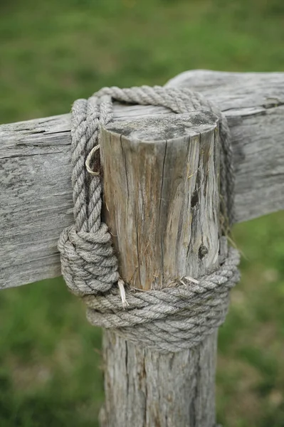 Vecchia Recinzione Legno Con Una Corda — Foto Stock