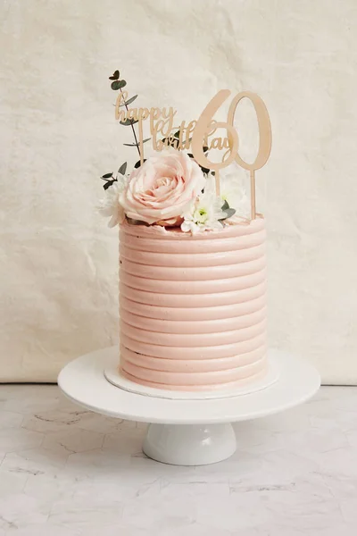 Bolo Casamento Bonito Com Flores Fundo Branco — Fotografia de Stock