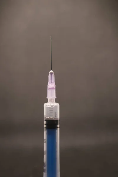 Spuit Met Een Vaccin Een Grijze Achtergrond — Stockfoto