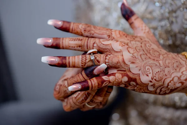 Nahaufnahme Der Hände Einer Indischen Frau — Stockfoto