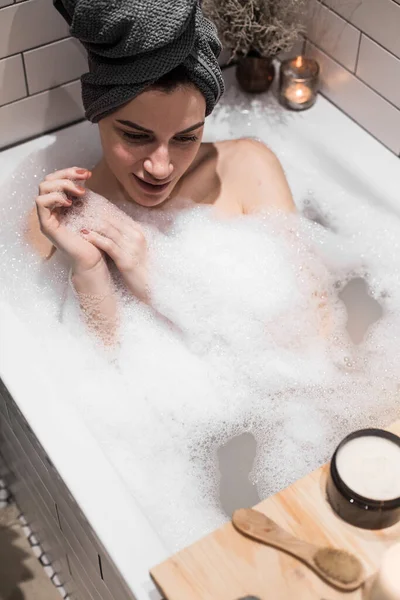 Jovem Relaxante Banheira Com Espuma Toalha — Fotografia de Stock