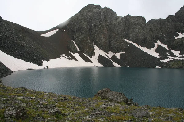 美丽的风景 有湖泊和高山 — 图库照片