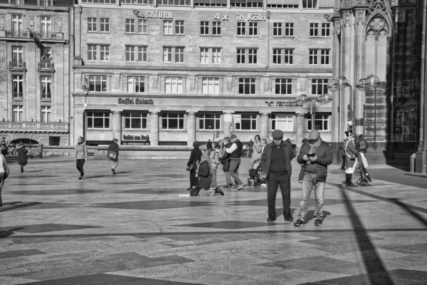 Touristen Auf Der Straße Der Stadt — Stockfoto